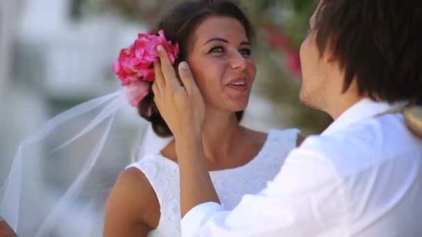Щасливі молодята в день весілля. Бохо-стиль. Греція — стокове відео