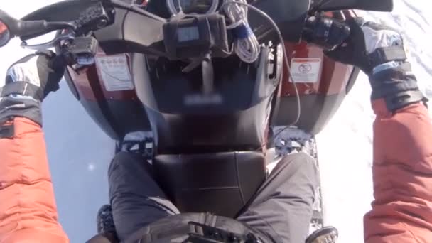 Il tipo guida una motoslitta. Vista dall'alto dalla testa sul cruscotto — Video Stock