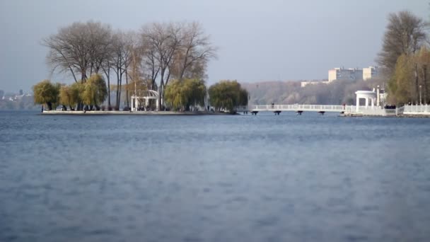 Bella vista sul lago e sul parco cittadino. L'isola degli innamorati sul lago della città . — Video Stock