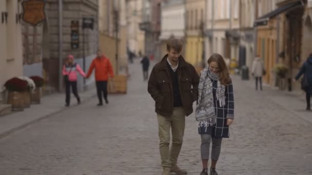 소년과 소녀 사랑에 오래 된 도시의 거리를 따라 걸어 — 비디오