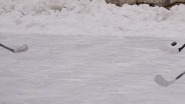 Mannen spelen hockey op een bevroren meer. lichaamsdelen — Stockvideo
