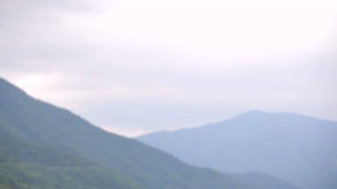 Seven ve arka plan üzerinde çift nehir ve dağ