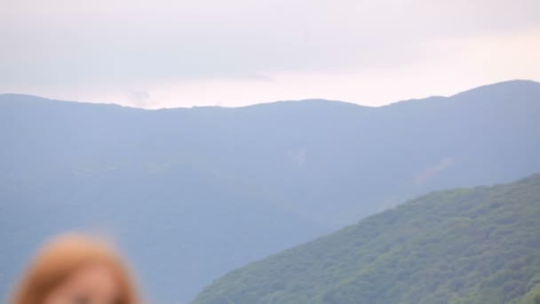 Sposa felice sullo sfondo di un fiume. Giorno del matrimonio — Video Stock