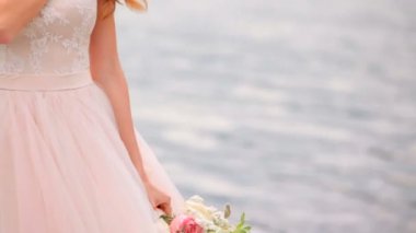 Nehrin yanında bir buket ile güzel gelin. Düğün günü