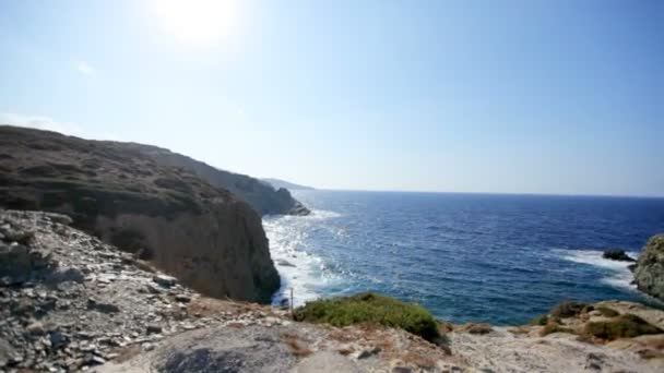 Dik bir banka ile yalı. Güzel deniz manzarası. Yunanistan — Stok video