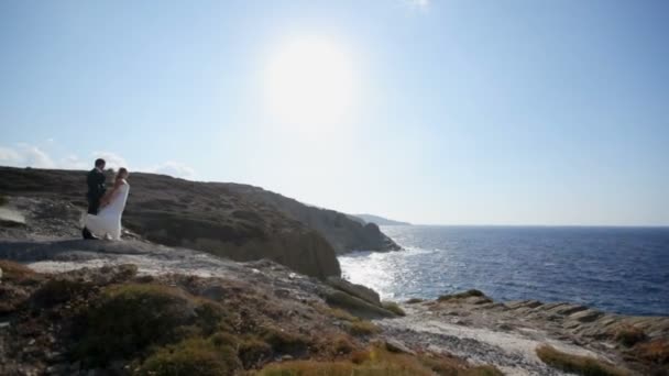 Sessione fotografica romantica degli sposi sulla spiaggia il giorno del loro matrimonio . — Video Stock