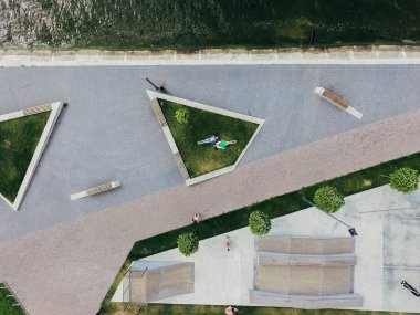 İki kız setin bir rekreasyon alanı'nda bir yeşil çim üzerinde yalan üzerinde havadan görünümü yukarıdaki. Sürrealizm