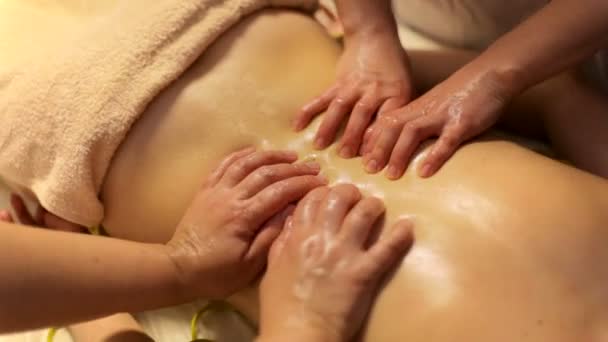 Massage ayurvédique du dos à quatre mains. gros plan . — Video