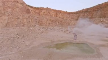 Göle beyaz bir duman karşı dağlarda genç zarif kadın yürüyor. Havadan görünümü.