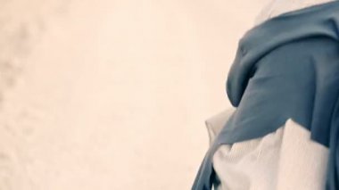 mutlu kız dans etmek ve yol çıplak ayakla çalışan