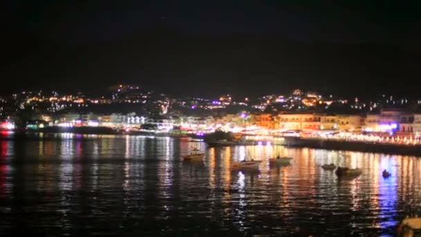 Meraviglioso paesaggio notturno mare con luci colorate. Grecia — Video Stock