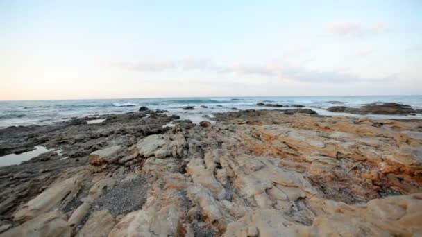 Costa de piedra en el fondo de un pintoresco paisaje marino. Playa de piedra salvaje — Vídeos de Stock