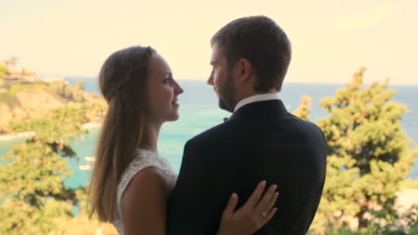 Novia y novio felices en la orilla del mar el día de su boda. El concepto de una vida familiar feliz — Vídeos de Stock