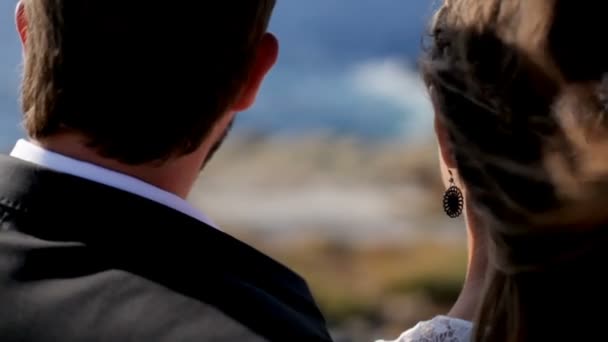 Happy gift par på havet kusten. Begreppet ett lyckligt familjeliv — Stockvideo