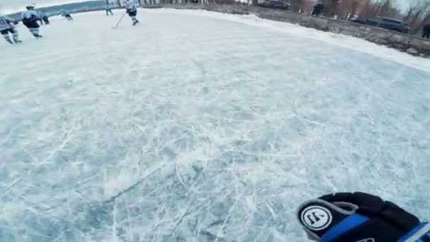 Recenze z hokejové hry s sbalené fotoaparát akce na hlavě hokejista — Stock video