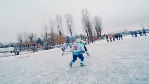 Огляд хокейної гри з камерою, упакованою в дію на голову хокеїста — стокове відео