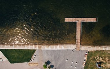 Göl ve rekreasyon alanı, plaj yaz akşam hava görünümünü bir fırtına daha önce