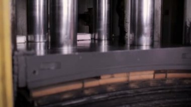 Mobilya Fabrikası. Kontrplak imalatı. Kontrplak baskı altında olduğunu