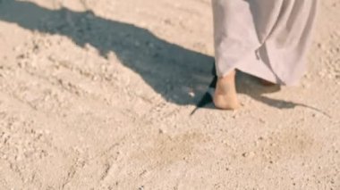 Kız piyano için çölde yürüyor. Sürrealizm