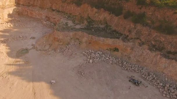 A equipe de filmagem vai filmar um filme sobre um pianista no deserto. Surrealismo. Vista de cima. Vista aérea . — Vídeo de Stock