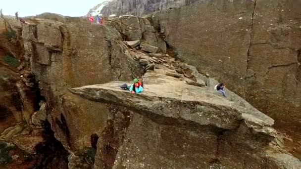 Νορβηγία. κορίτσι στην άκρη του βράχου χώρου (Trolltunga). εναέρια vie. — Αρχείο Βίντεο