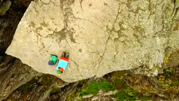 Norwegen. Mädchen am Rande des Felsens trolltunga. Luftaufnahme. — Stockvideo