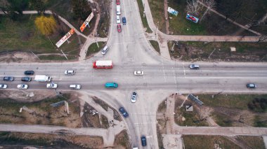 Arabalar kesişme noktası sphetophor yakın dur. Hava görünümü.