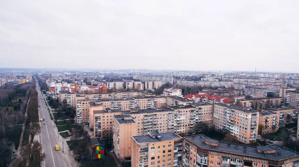 Вид з повітря на багатоповерхові панельні будинки типових будівель, парк і шосе — стокове фото