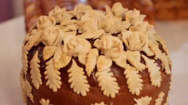 Wedding table with sweet traditional wedding loaf. — Stock Video