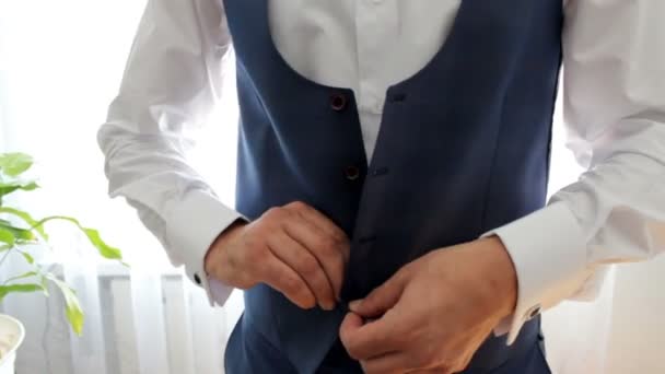 Beyaz gömlekli bir adam bir yelek giyer. Düğün günü — Stok video