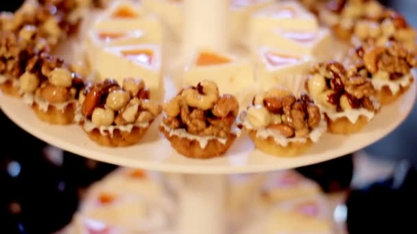 Dessertbuffet. Taarten op de Buffet tafel. Close-up — Stockvideo