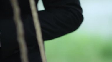 Gelin bir gümüş bilezik kolunda giyiyor