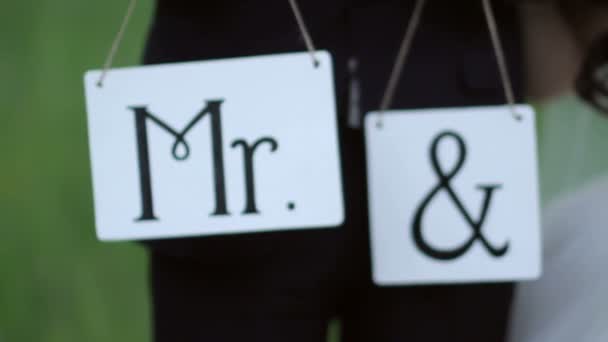 Tabletas de boda con las letras Mr y Mrs — Vídeos de Stock