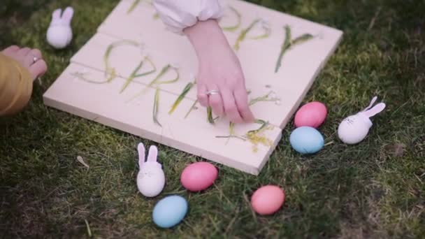 Decoratie voor Pasen. Pasen bunnyes — Stockvideo