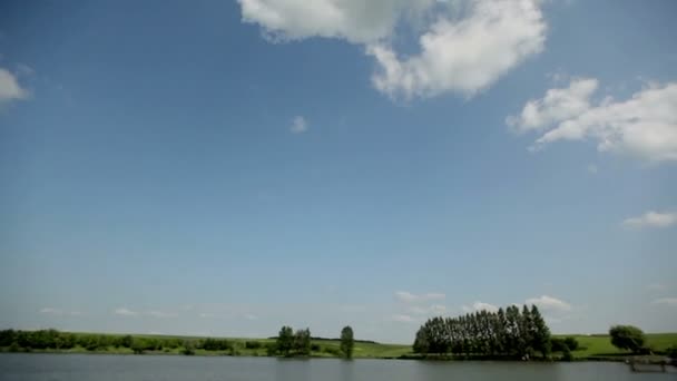 Nubes blancas sobre el lago en un día de verano — Vídeos de Stock