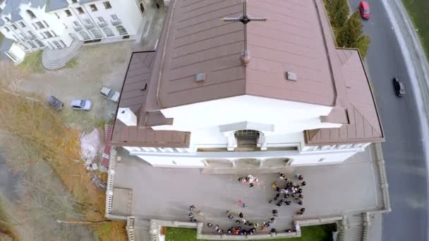 Casamento perto da igreja. Vista aérea — Vídeo de Stock