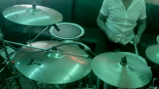 Primer plano de las manos de un baterista mientras toca la batería — Vídeos de Stock