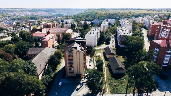Luftaufnahme einer kleinen Stadt mit neuen großen, komfortablen Häusern mit braunem Ziegeldach an einem Sommertag. Blick von oben — Stockfoto