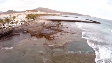 Okyanusta güzel bir adanın havadan görünümü. Tenerife, İspanya, Kanarya Adaları. Harika bir tatil kavramı