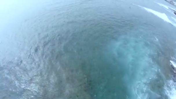 Letecký pohled na oceán. Surfaři na hladině vody čekající na vlnu. Pomalý pohyb Tenerife, Španělsko, Kanárské ostrovy. — Stock video
