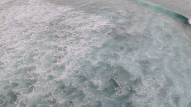 空中无人机视图在蓝色绿松石的海洋，大浪。巨大的膨胀和发泡。西班牙 — 图库视频影像