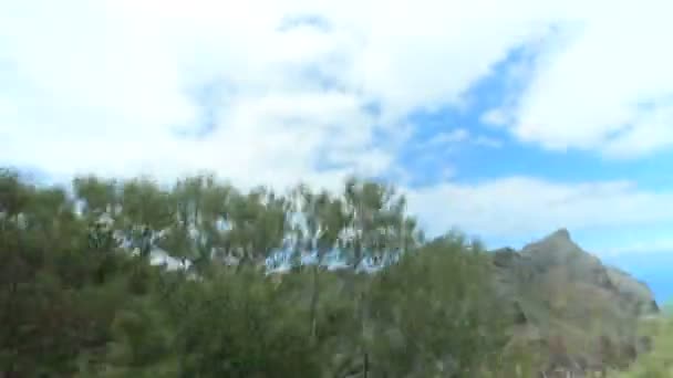 Hermoso paisaje, vista desde una ventana de un coche en movimiento. montañas y nubes en la cima. España — Vídeos de Stock