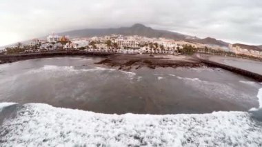 Okyanusta güzel bir adanın havadan görünümü. Tenerife, İspanya, Kanarya Adaları. Harika bir tatil kavramı