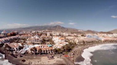 Okyanusta güzel bir adanın havadan görünümü. Tenerife, İspanya, Kanarya Adaları. Harika bir tatil kavramı
