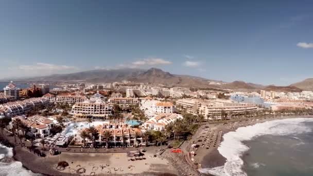 Légifelvételek az óceán gyönyörű szigetére. Tenerife, Spanyolország, Kanári-szigetek. A koncepció egy csodálatos ünnep — Stock videók