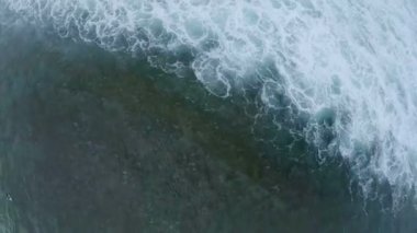 Denizin nefes kesen kuş bakışı görünümü ve köpüklü dalgalar. Tenerife. İspanya. Havadan görünüm