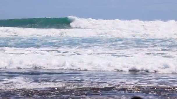 Sceniske bølger i Atlanterhavet saktegående til en svart steinblokk ved Tenerife – stockvideo
