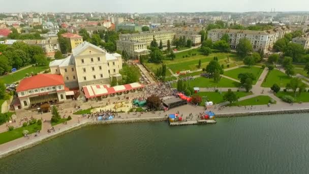 Şehir merkezinde park ve güzel mavi göl üzerinde Aerial View uçuş. Ternopil Gölü'nün rıhtımında dans festivali. Ukrayna. Ilginç bir yaz tatili kavramı — Stok video