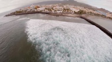 Okyanus, sahil ve Tenerife lüks otellerin çarpıcı havadan görünümü. İspanya Kanarya Adaları. Havadan görünüm. en iyi tatil hedefi konsepti