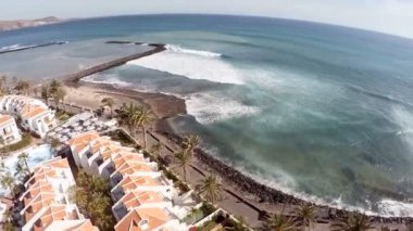 Okyanusta güzel bir adanın havadan görünümü. Tenerife, İspanya, Kanarya Adaları. Harika bir tatil kavramı